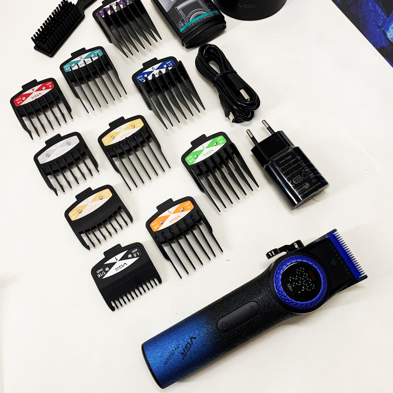 Машинка для стрижки VGR V-001 — до 9000 об/хв, LED-дисплей, 10 насадок — изображение 4