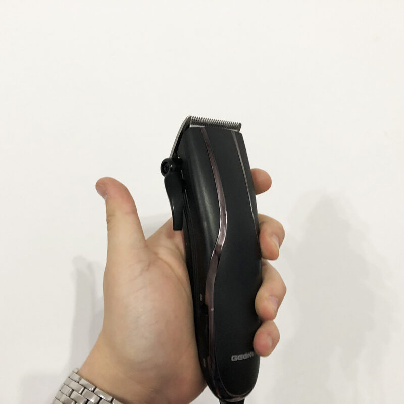 Машинка для стрижки GEMEI GM-811 - професійний інструмент для домашньої стрижки без шуму.