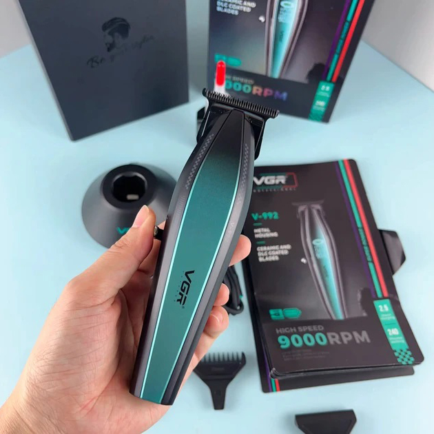 Машинка для стрижки волосся VGR V-992 GREEN з потужним мотором для професійних результатів.