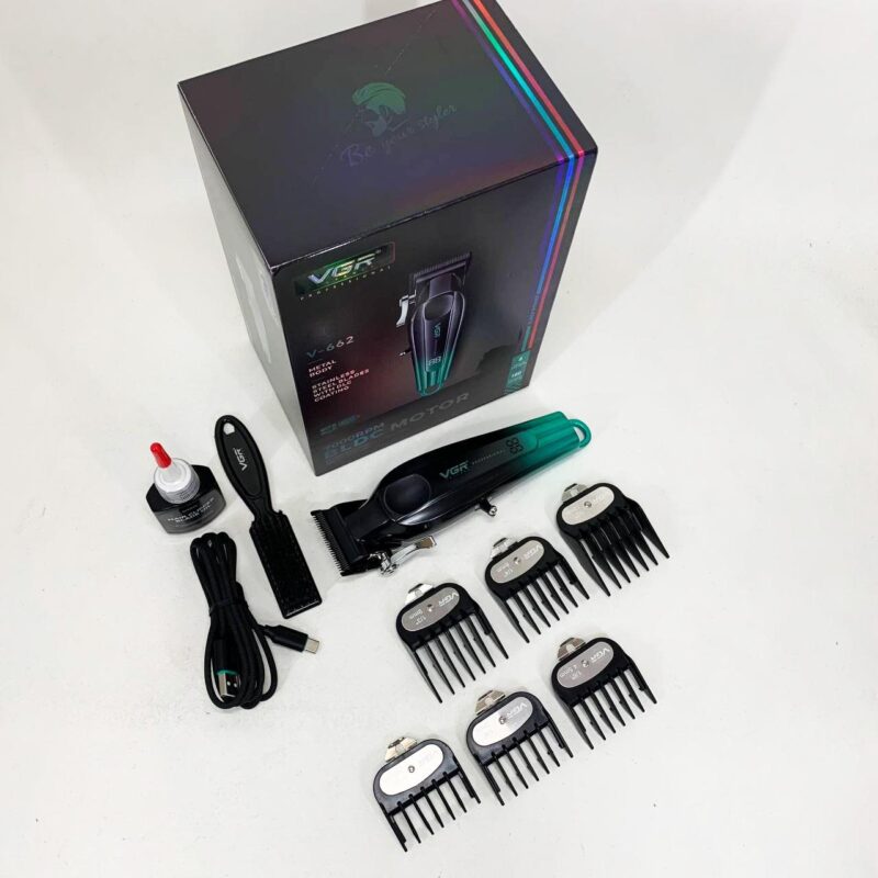 Акумуляторна машинка для стрижки VGR V-662 — свобода рухів та точність стрижки.