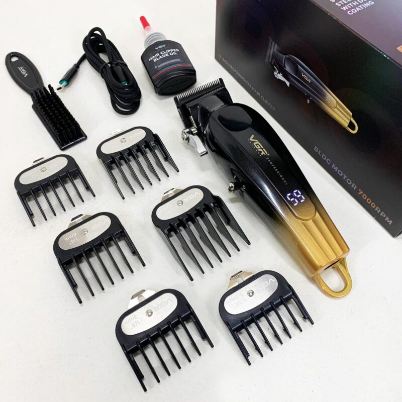 Акумуляторна машинка для стрижки VGR V-662 — свобода рухів та точність стрижки.