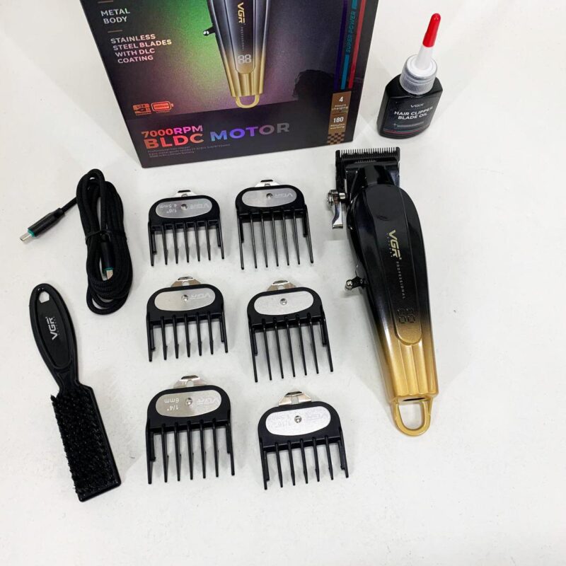 Акумуляторна машинка для стрижки VGR V-662 — свобода рухів та точність стрижки.