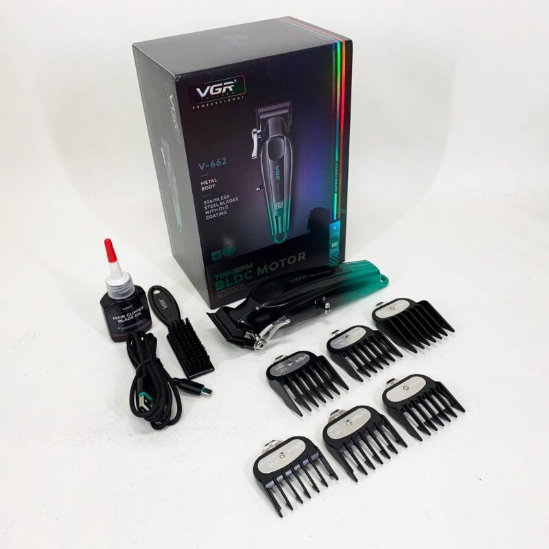 Акумуляторна машинка для стрижки VGR V-662 — свобода рухів та точність стрижки.