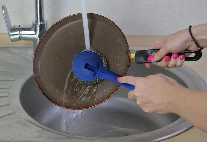 Щітка з довгою ручкою BRUSH AND-4-20-600 для чищення посуду з можливістю зміни кута.